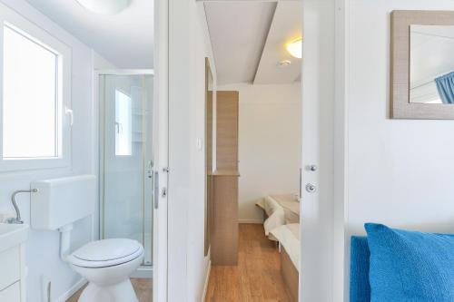 图兰杰Mobile house Nord 2 Laguna的一间带卫生间和楼梯的小浴室
