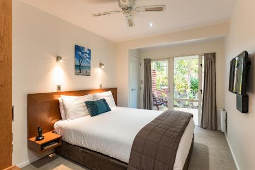 泰帕Taipa Beach Resort的一间带大床的卧室和一个阳台