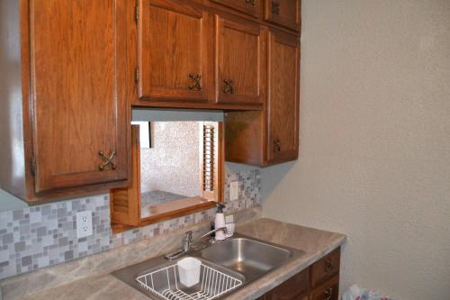 格兰福克Perfect Place的一个带水槽和木橱柜的厨房