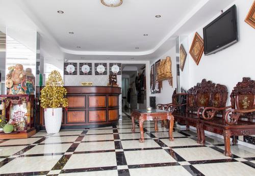 金瓯宋红酒店的客厅配有木制家具和圣诞树
