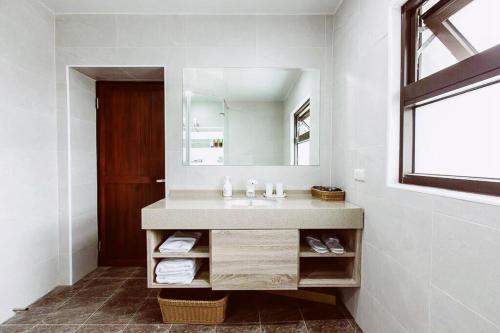 马公貝富門旅館 - 澎湖灣行旅的一间带水槽和镜子的浴室