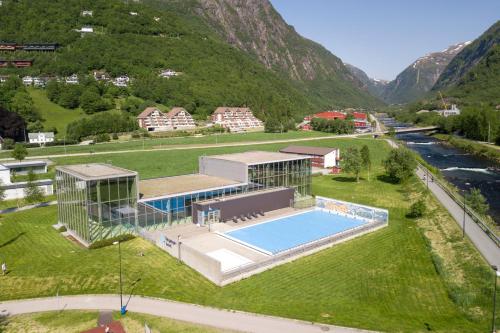 Høyanger奥伦酒店的享有带游泳池和山脉的建筑的空中景致