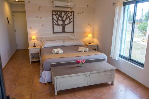 圣拉斐尔芬卡香格里拉卡梅莉塔酒店的一间卧室配有一张床、两盏灯和一张桌子。