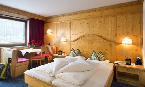 修希黛安娜费琳酒店的一间卧室配有一张大床和一张桌子