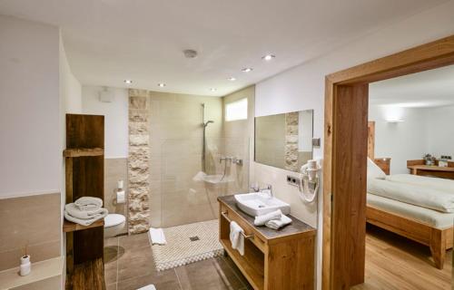 格莱斯策伦-格莱斯霍尔巴赫Gasthof Zum Lam的带淋浴和盥洗盆的浴室以及1张床。