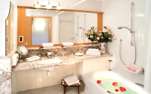 修希黛安娜费琳酒店的带浴缸、水槽和镜子的浴室
