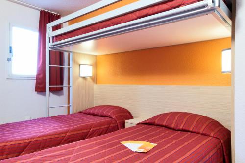 圣蒂博德维涅马恩河谷 - 圣蒂博德维涅普瑞米尔经典酒店的两张位于酒店客房的床铺,配有红色床单