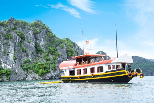 吉婆岛Cat Ba Bay Cruises的山边的水中小船