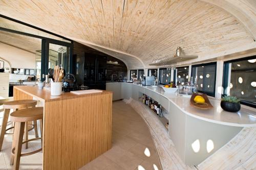 索利泰尔Desert Whisper的房屋内带大岛的开放式厨房