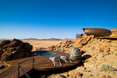 索利泰尔Desert Whisper的沙漠中的带椅子的甲板和游泳池