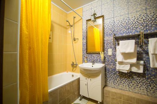 奔萨伦敦-巴黎酒店的一间带水槽、卫生间和淋浴的浴室