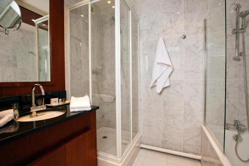 蒙泰夫兰雷斯迪家瓦勒欧洲酒店的带淋浴和盥洗盆的浴室