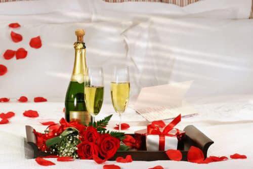 罗达奇诺Saint George Hotel的一瓶香槟和两杯葡萄酒