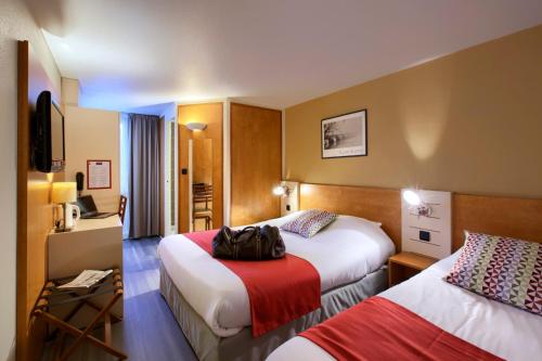 阿尔韦尔基里亚德里波尔圣艾米里昂酒店的酒店客房,配有两张床和睡袋