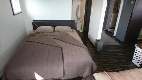 石垣岛VACANCE club的一间卧室,卧室内配有一张大床