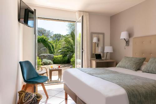 维琪奥港圣乔瓦尼酒店的一间卧室设有一张床和一个滑动玻璃门