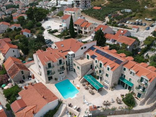 波尔Hotel Ivan Dujmović Dvori的享有带游泳池的房屋的空中景致