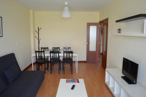 布里奥内斯罗斯尼托斯公寓的客厅配有沙发和桌椅