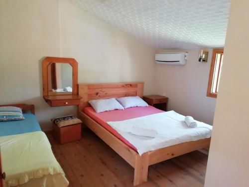 帕塔拉美杜莎露营地的一间卧室配有两张床和镜子