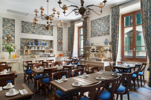 佛罗伦萨FH55 Hotel Calzaiuoli的一间设有木桌和椅子的餐厅
