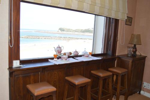 圣让-德吕兹Ayenac的酒吧设有可欣赏海滩美景的窗户