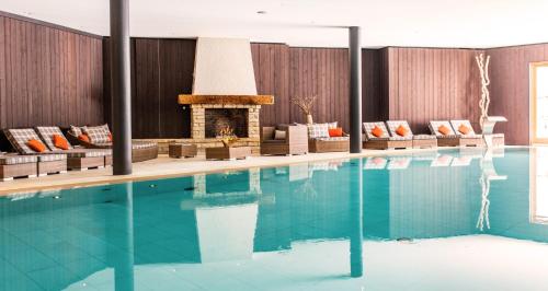 威拉尔-苏-罗伦瑞欧亚普木屋温泉酒店的带壁炉的游泳池