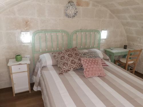 莫诺波利Casa Jole的一间卧室配有带枕头的床