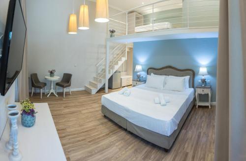 雷夫卡达镇莱夫卡迪奥公寓式酒店的一间带大床和楼梯的卧室