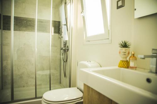 瓦莱克罗夏Camping Vallecrosia的浴室配有卫生间、盥洗盆和淋浴。