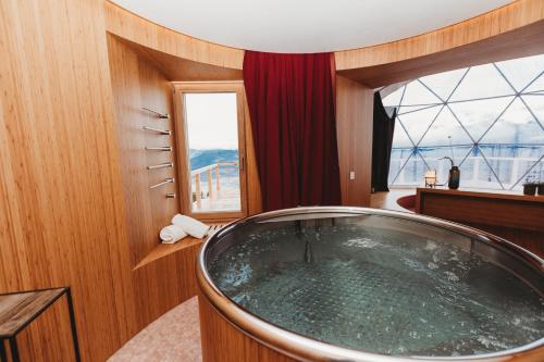 蒙泰Whitepod Original的窗户客房内的浴缸