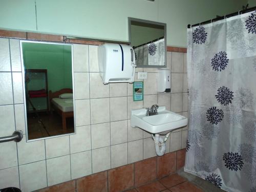 萨拉皮基La Selva Biological Station的一间带水槽和淋浴帘的浴室
