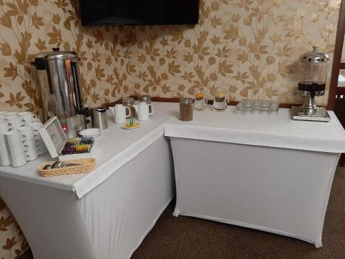Wysokie Mazowieckie敖德萨酒店的客房内的白色柜台,配有咖啡壶