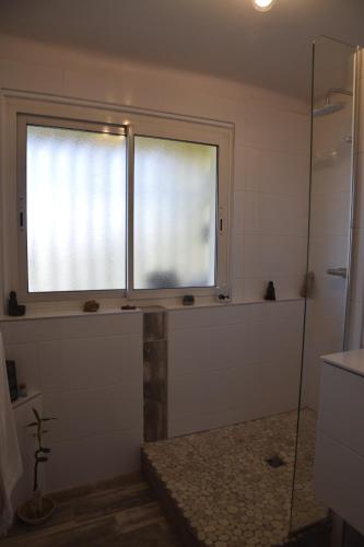 安格雷au calme的带淋浴、窗户和浴缸的浴室