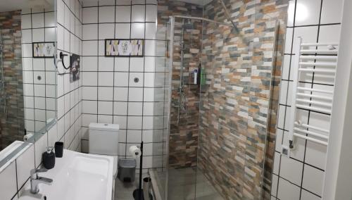 马德里Apartamento Barajas. Aeropuerto/Ifema的带淋浴、卫生间和盥洗盆的浴室