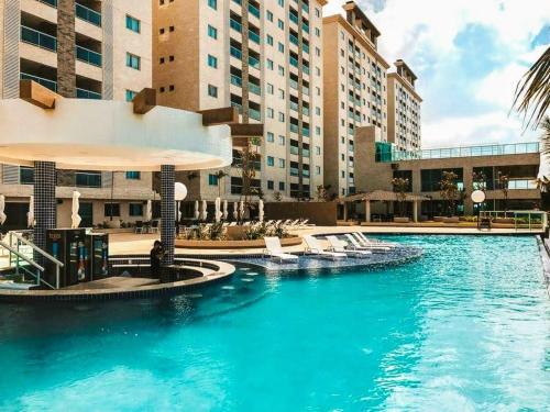 萨利诺波利斯SALINAS PARK RESORT的一座带椅子和建筑物的酒店游泳池