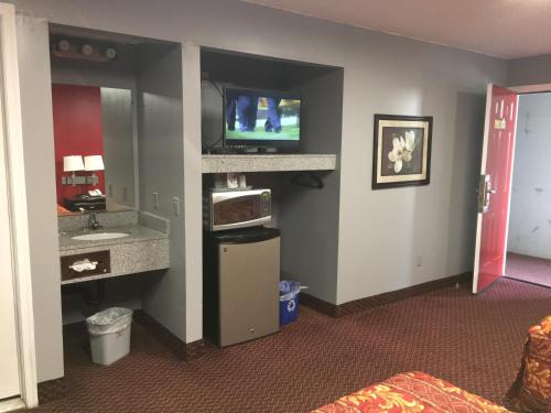 阿布西肯旅程终点汽车旅馆的酒店客房设有电视和浴室。