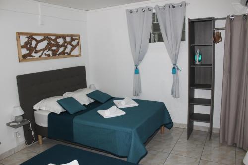 圣吕斯Résidence B&L Lagon : T3 Alizés的一间卧室配有一张带蓝色棉被的床