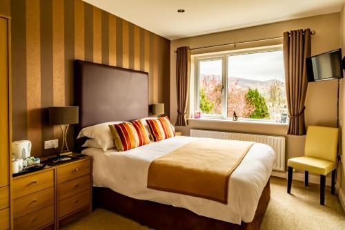 凯西克赫米斯顿旅馆的酒店客房设有床和窗户。