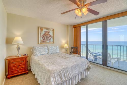 巴拿马城海滩WaterCrest Condos的一间卧室配有一张床,享有海景