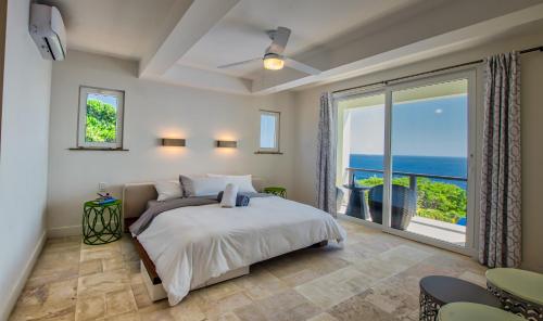 西湾Villa Topaz Above West Bay With 360 Degree Views! 3 Bedrooms的相册照片