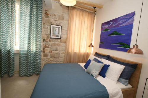 维斯House Bava的一间卧室设有蓝色的床和窗户。