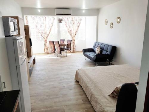 阿瓜杜尔塞LOFT PARAISO的客房设有床、沙发和桌子。