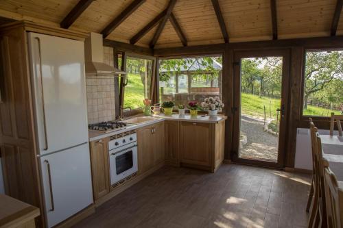 布朗Trout Cottage的厨房配有冰箱和炉灶。