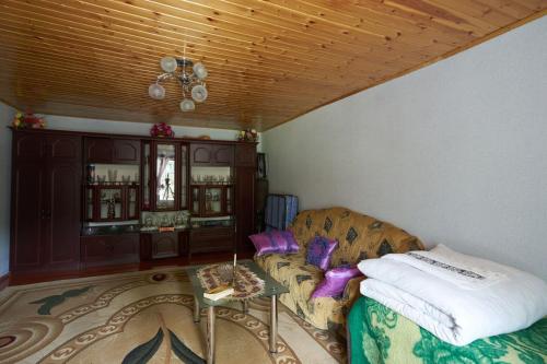 LahıcAncient Lahij Guest House的客厅配有沙发和桌子