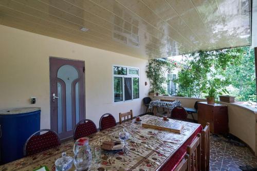 LahıcAncient Lahij Guest House的一间带桌椅和窗户的用餐室