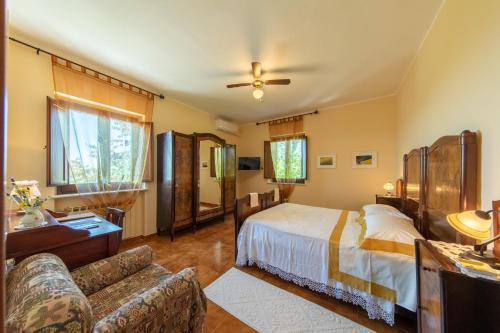 阿特里Agriturismo Isola Dei Calanchi - Guest House的一间卧室配有一张床和一张沙发