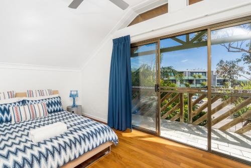 拜伦湾Byron Bay Accom - Balcony on Lawson的一间卧室设有一张床和一个大窗户