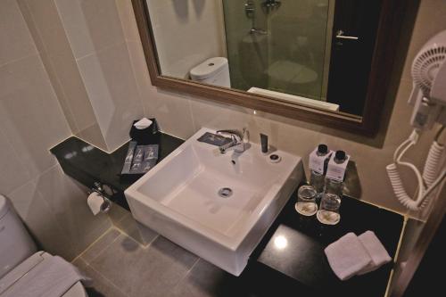 Anara Sky Kualanamu Hotel的一间浴室