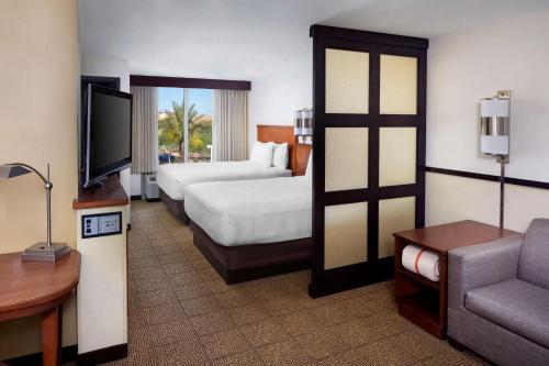 梅萨梅萨/凯特帕里斯菲尼克斯酒店的酒店客房设有两张床和电视。