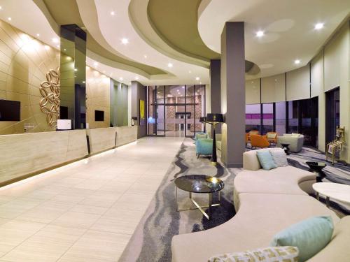 黑风洞雪兰莪概观美居酒店的一个带沙发和椅子的酒店大堂